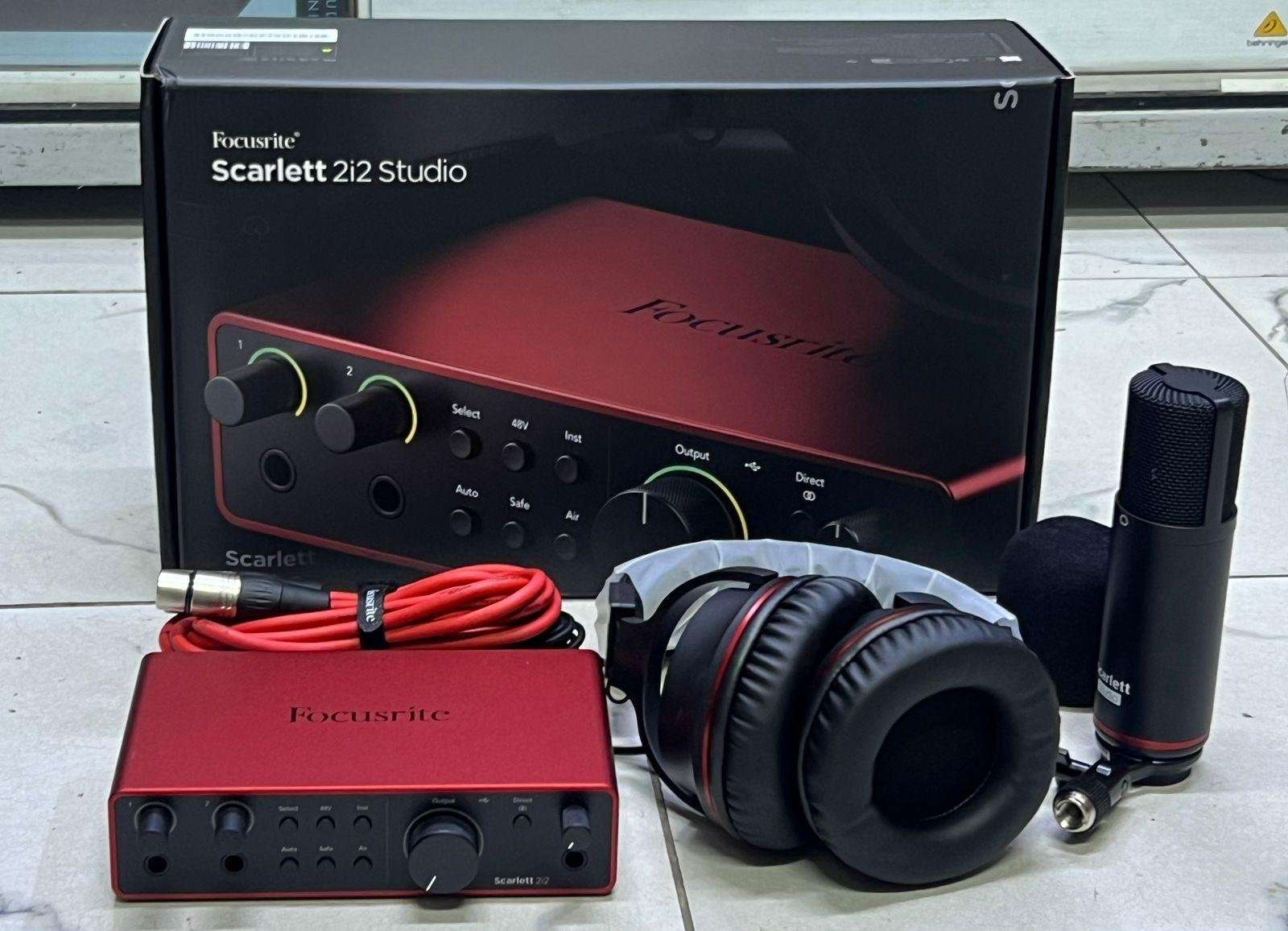 Focusrite Scarlett 2i2 Studio recording bundle