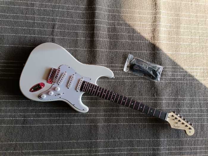 Fender Stratocaster - Polar White with Maple Fingerboard