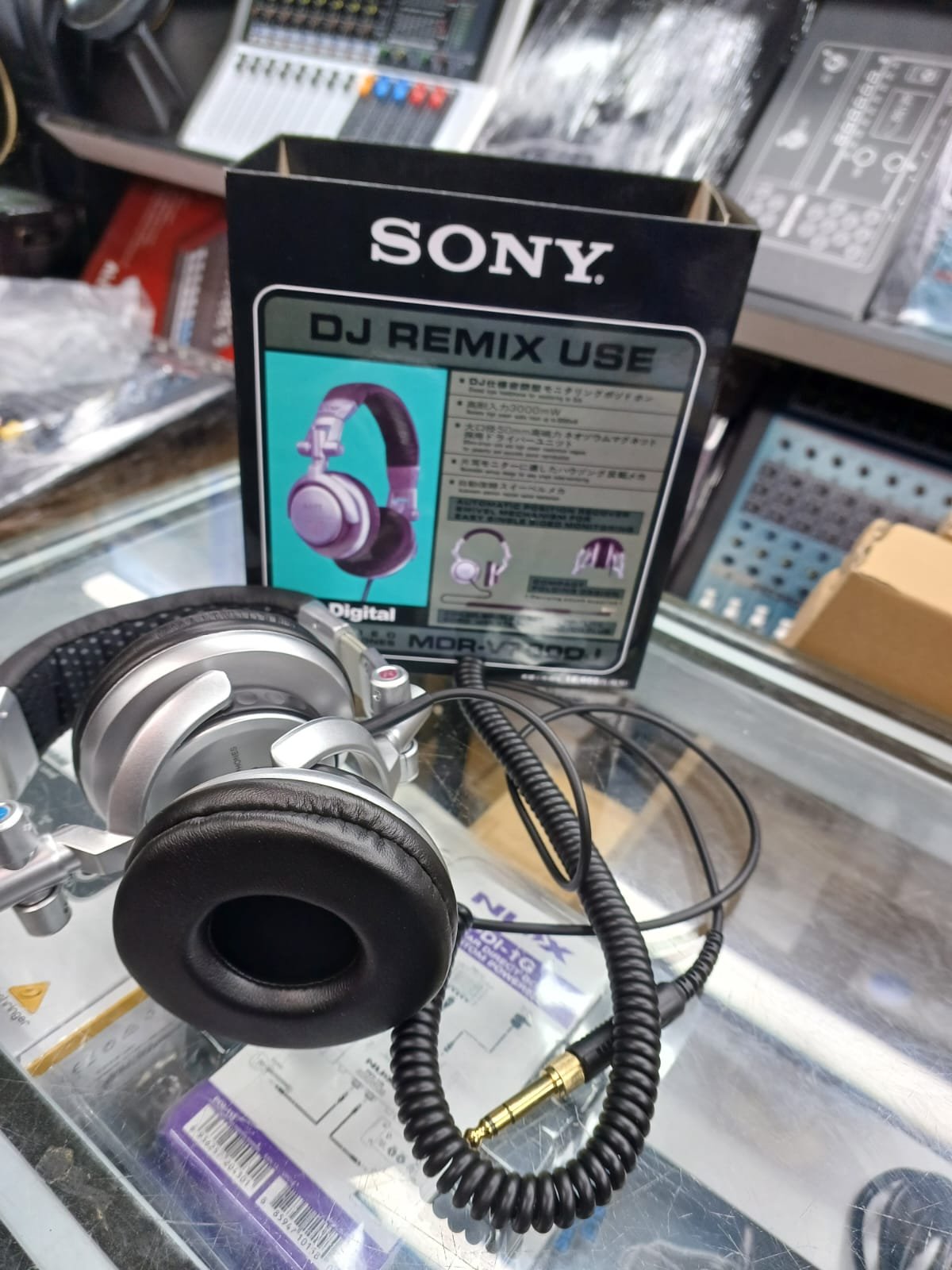 Sony MDR-V700DJ Professional DJ Monitor Headphones – Silver Edition - Image 3