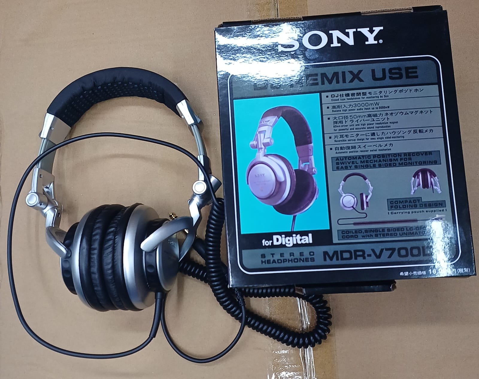 Sony MDR-V700DJ Professional DJ Monitor Headphones – Silver Edition